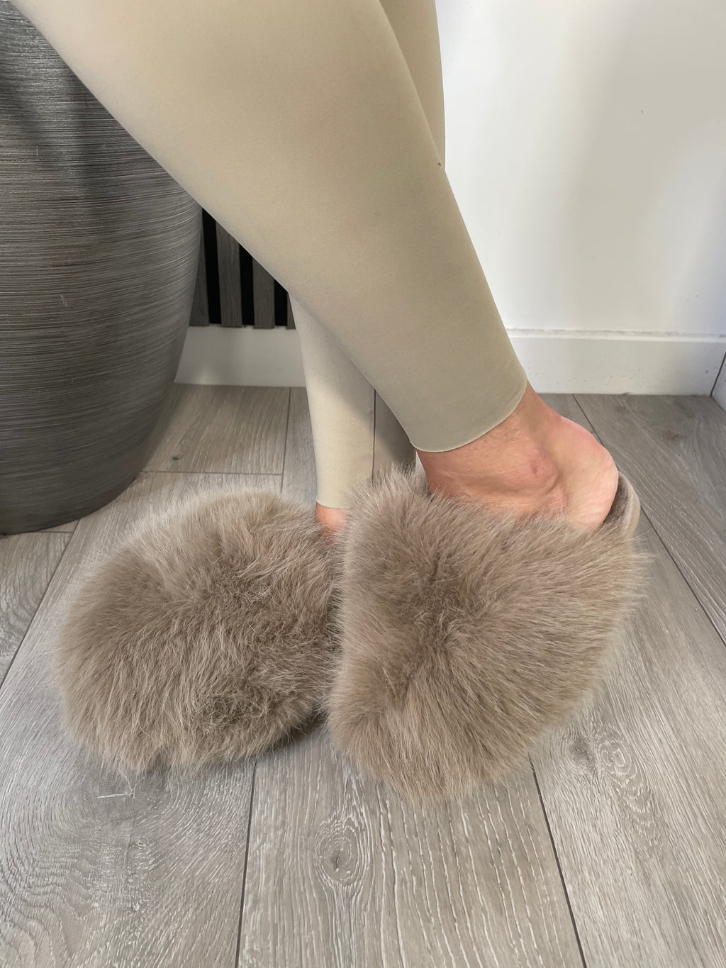 Round toe flat shoes