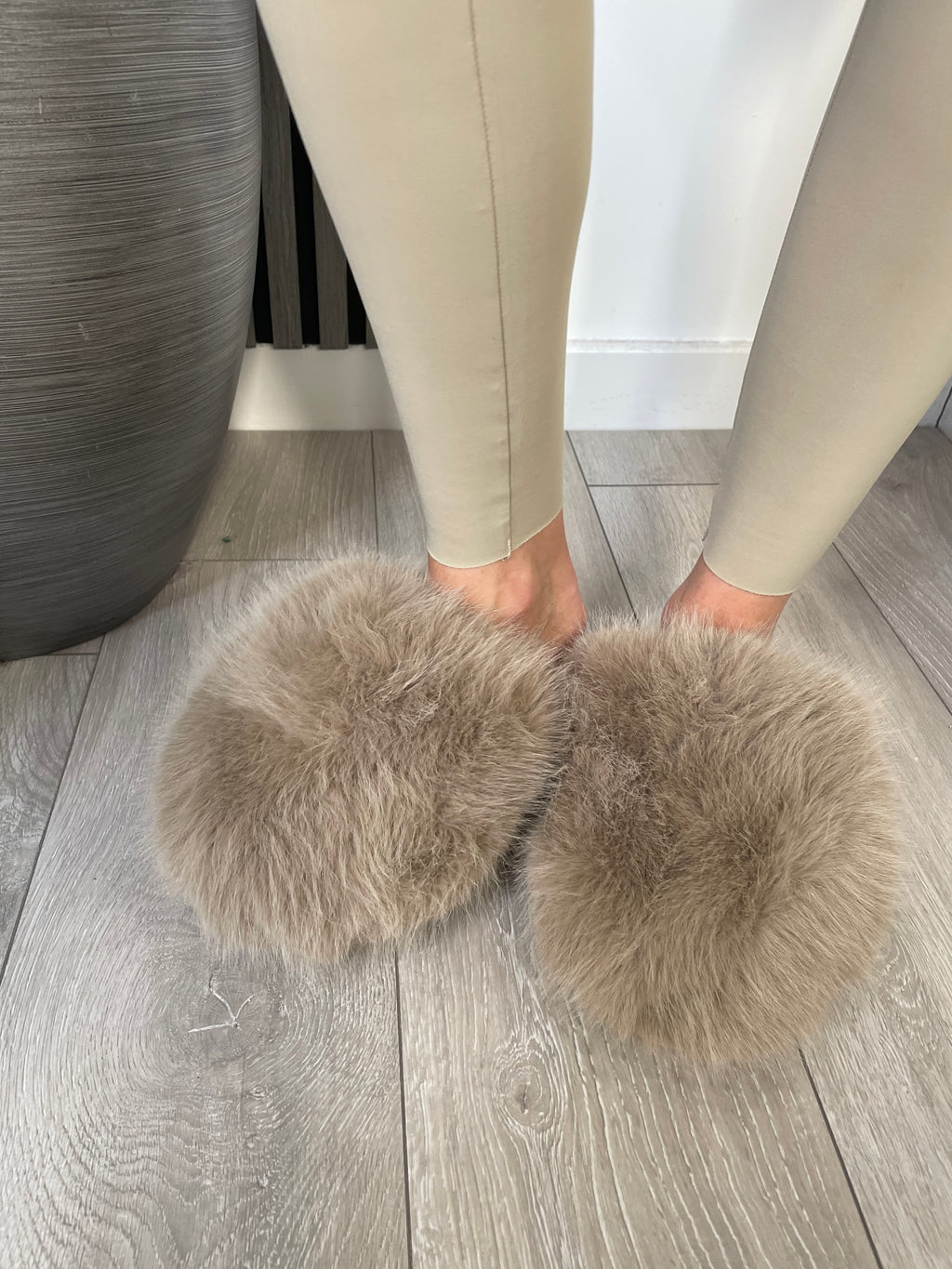 Round toe flat shoes